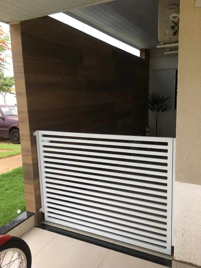 Portão branco de lâminas horizontais fechando a garagem