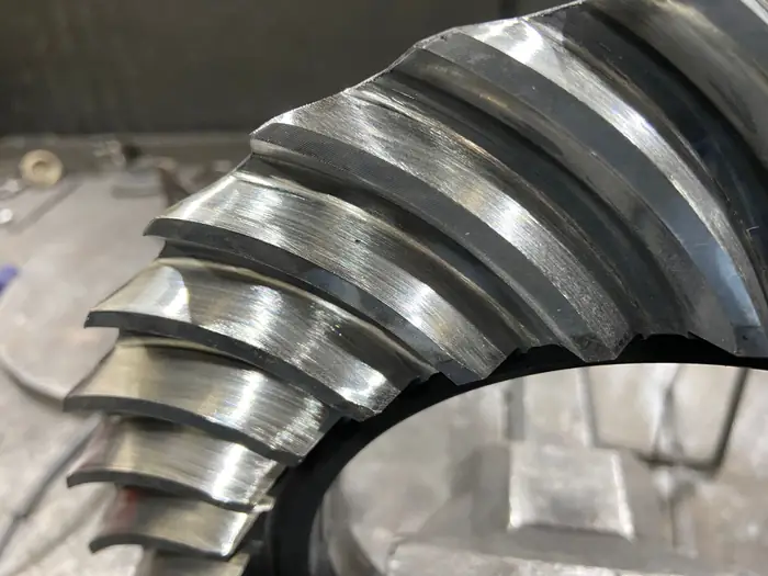Detalhe dos dentes helicoidais da coroa depois da recuperação