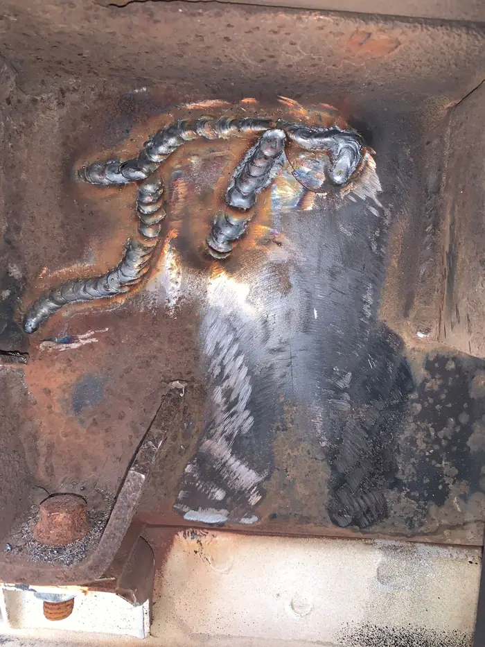 Chapa de reforço soldada no canto inferior da estrutura do baú