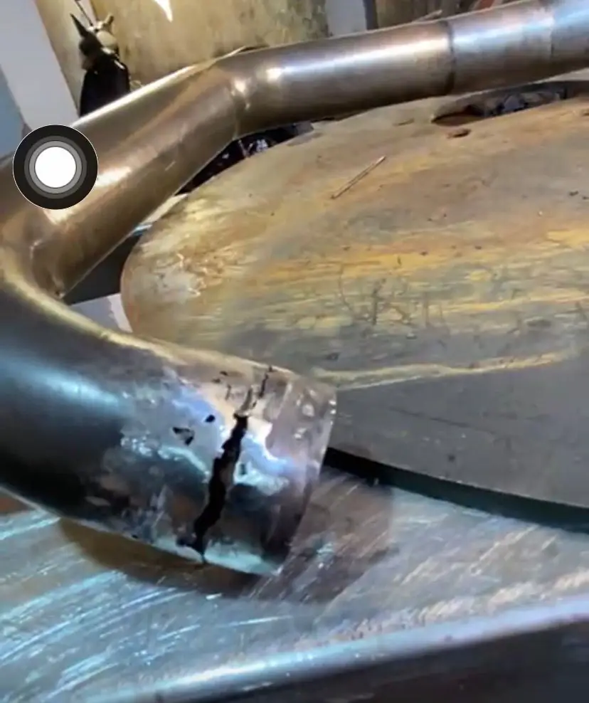 Curva de escapamento em inox com a solda feita na junção do tubo