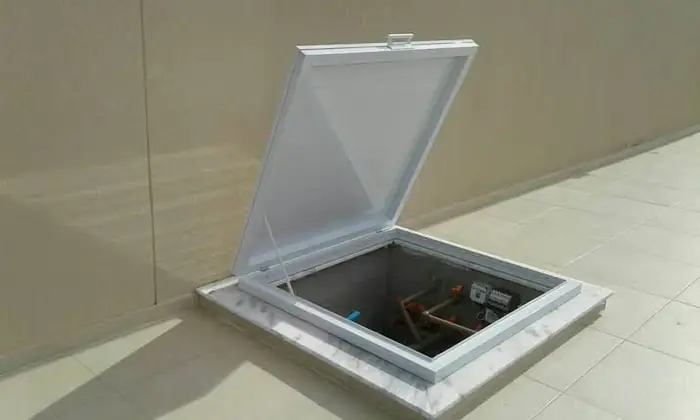 Tampa branca já instalada no piso da área de lazer, rente ao revestimento