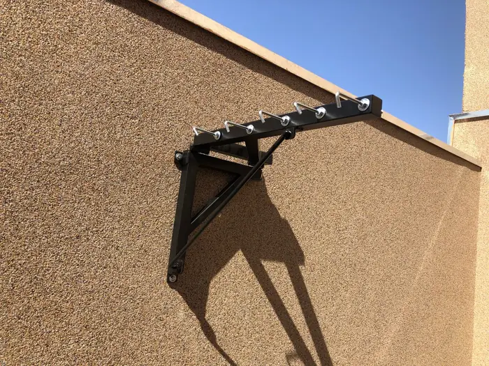 Detalhe do suporte do varal, mostrando a articulação e o tirante soldados